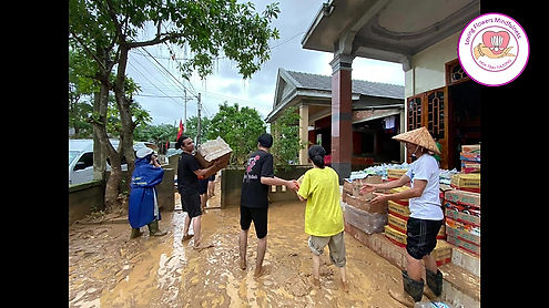 Monastics distribute food to flooding victims in Central Vietnam